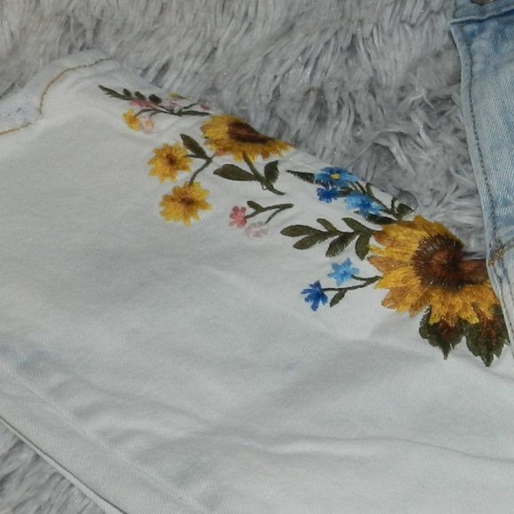 Driftwood Gizelle Girlfriend Skinny Embroidered Jeans  Light Wash NWT! - Picture 4 of 15